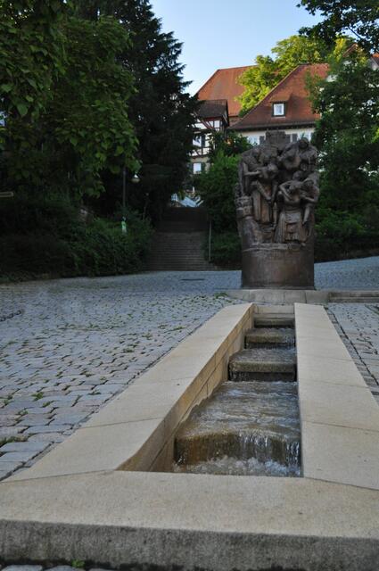 Das Weibertreu-Denkmal am Marktplatz. Der Platz wurde 1993 neu gestaltet. | Foto: Daniela Somers