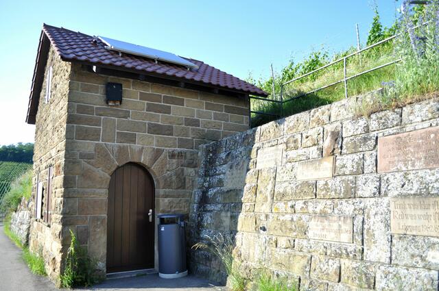 Das kleine Wengerterhaus an der Mauer mit den Sprüchen der Weinbauschüler | Foto: Daniela Somers