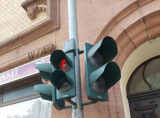 Die Ampeln zeigen als Symbol die deutsche Weinkönigin, die in Neustadt jedes Jahr gewählt wird. | Foto: Foto privat