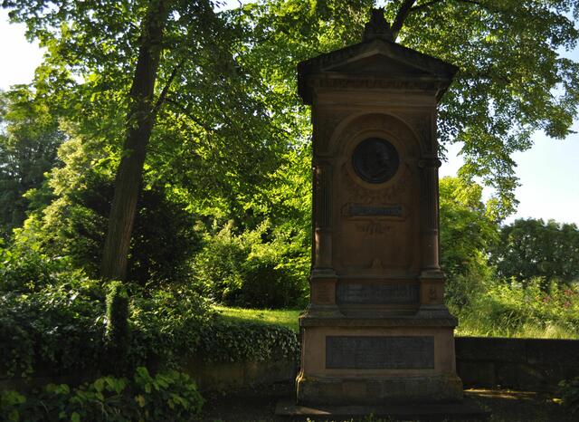 Unser Weg hat uns am Hölderlindenkmal vorbei geführt. | Foto: Daniela Somers