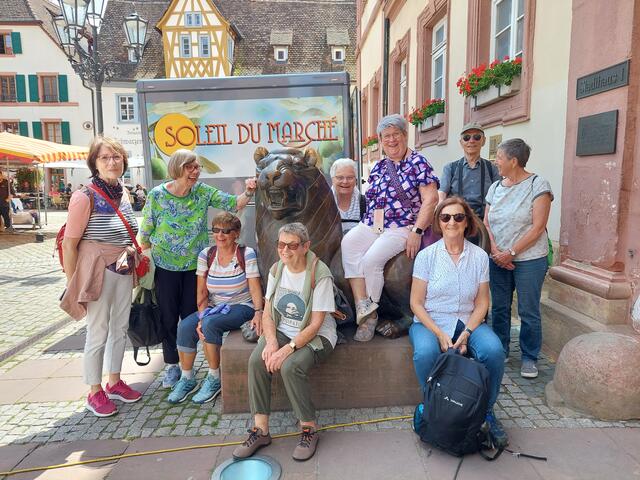 Der prächtige Löwe vor dem blumengeschmückten Rathaus ist ebenfalls ein Kunstwerk von Gernot Rumpf und hat eine Weinbergschnecke, die auf dem Schwanz herumkriecht und in die Quaste eingeflochtene Trauben. Das erheiterte die Wanderführer sehr. | Foto: Foto privat