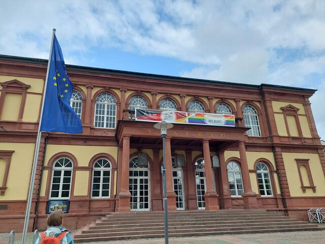 Der wunderschöne Saalbau heißt die Besucher gleich am Bahnhof willkommen. | Foto: Foto privat