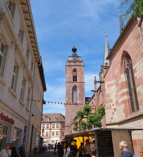 Die belebten Straßen sind mit Deutschland-Fähnchen geschmückt. Hier der Blick zur Stiftskirche und zum barocken Rathaus. | Foto: Foto privat