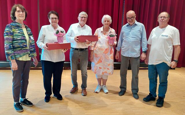 Bereits 40 Jahre dabei: Herzlichen Glückwunsch an die fitten Kneippianer Erika Schlamp und das Ehepaar Bedenk (v.li 2-4), umrahmt vom neuen und alten Vorstand mit Kassierer. Rite Klopp war verhindert. | Foto: Foto privat