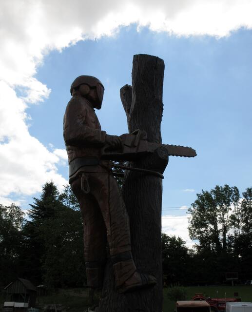 Seilklettertechnik zur Baumbearbeitung - hier in einer Skulptur in Neckargartach dargestellt | Foto: WandernGabyErich@gmx.de