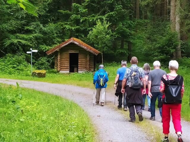 Bald schon taucht die Holzapfelbaumhütte auf. Wieder ein nettes Plätzchen und natürlich gibt's wieder eine Pause.  | Foto: sigischlottke