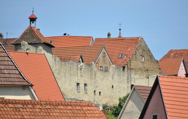 Das Städle von "Außen" betrachtet. Die Häuser sind direkt mit der Stadtmauer verbunden. | Foto: Daniela Somers