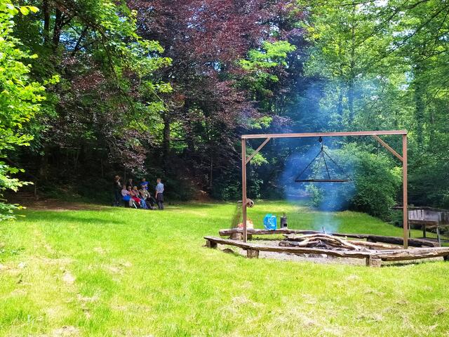 ..... direkt neben einem Grillplatz. Das Feuer brennt schon - allerdings nicht für uns. Andere Gäste haben wohl für ein größeres Fest schon ein Feuer entfacht.  | Foto: sigischlottke