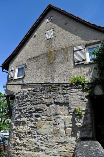 Gefängnisturm, Engelhansen Turm oder Bürgerturm war Teil der Stadtbefestigung. Darauf ein aufgesetztes Häuschen das bis 1998 bewohnt war. Heutzutage dient es dem Schwäbischen Albverein als Vereinshaus. | Foto: Daniela Somers