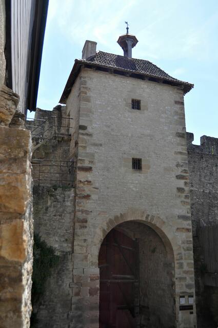 Das alte Heilbronner Tor. Im Kern stammt es aus dem 13. Jh. und ist damit das einzige erhaltene Stadttor aus der Zeit der ersten Stadtbefestigung. Bis 1709 wurde das Tor vom Torwart bewohnt. Nach dem Bau des neuen Heilbronner Tors, wurde dieses Tor geschlossen. Es diente aber noch bis 1954 als Gefängnis. | Foto: Daniela Somers