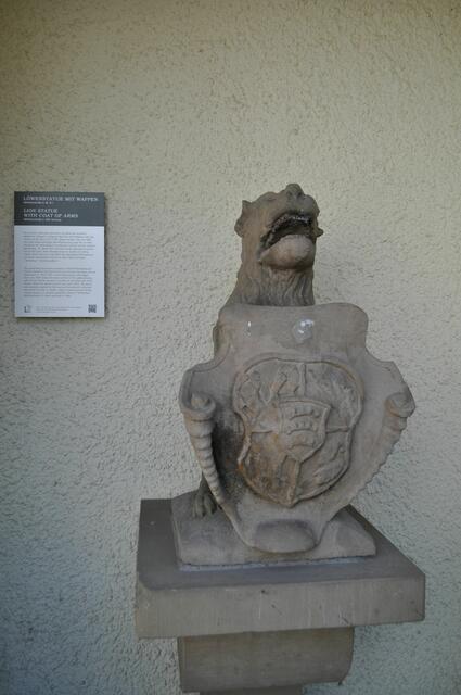 Löwenstatue mit Wappen. Aufgrund der Wappenform datiert zwischen 1707 bis 1785. Ursprünglich stand die Statue vor dem  ehemaligen Frauenkloster Lauffen auf der anderen Neckarseite. Danach zierte er den Marktbrunnen im Städtle. Heute steht er in einer Nische am ehemaligen Marktplatz auf einem neuen Sockel. | Foto: Daniela Somers