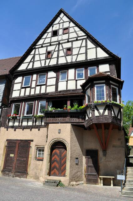 Das Erkerhaus. Laut Internetrecherche ist es wohl zwischen 1618 – 1648 erbaut worden. Erwähnt wurde es erstmals als Erkerhaus 1651. An der Hauswand steht jedoch als Erbauungsjahr 1583. Das sieht man im nächsten Bild. Das Gebäude war ein Wohnhaus des gehobenen Bürgertums im 17. Jahrhundert. | Foto: Daniela Somers