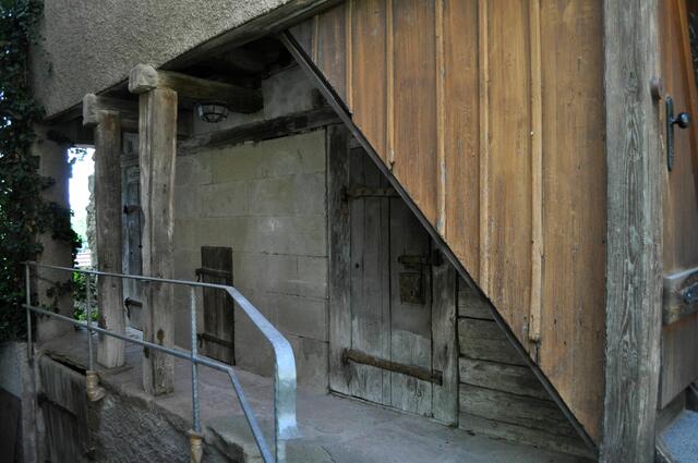 Ganz versteckt. Und durch diesen schmalen Weg zu finden, ist der "Engelhansenturm". Der ehemalige Gefängnisturm. | Foto: Daniela Somers