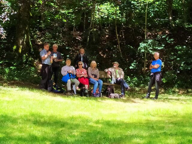 Wir sitzen und stehen und genießen den schönen Picknickplatz mit unserem Rucksackvesper.  | Foto: sigischlottke