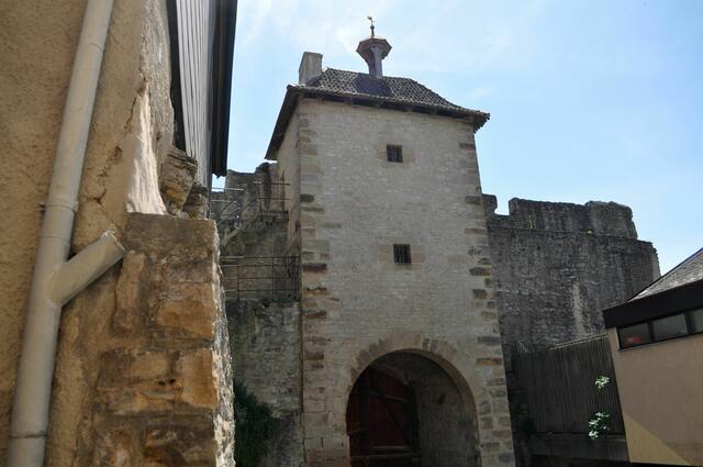 Altes Heilbronner Tor. An der Seite sieht man noch die Stadtmauer mit Wehrgang. An der anderen Seite sieht man eine Treppe die in den 3. Stock führte. | Foto: Daniela Somers