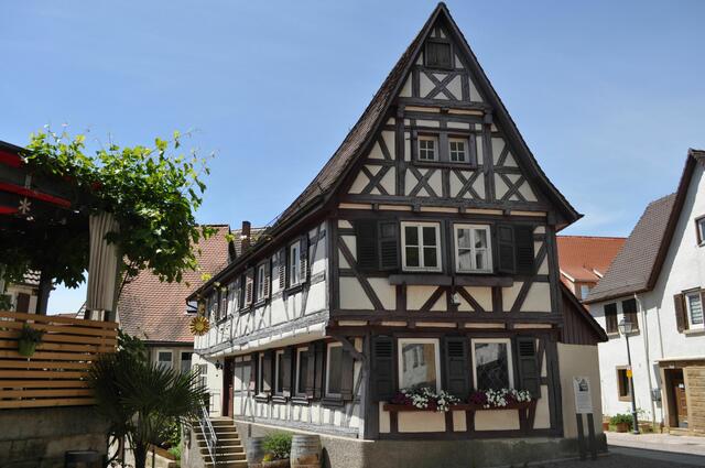 Das Gasthaus Sonne, dass damals noch nicht so hieß, ist das ältestes Wirtshaus in Lauffen. Es wurde 1677 erbaut. 1861, nach der Schließung des Gasthauses Sonne auf der anderen Neckarseite, bekam dieses schöne Fachwerkhaus den Namen. Es hat einen Gewölbekeller der aus dem späten 15. Jahrhundert stammt. | Foto: Daniela Somers