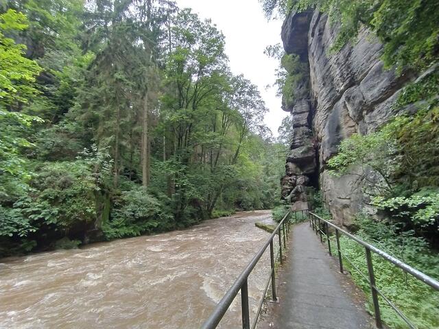 Der Fluss ist durch den vielen Regen ganz schön angeschwollen.  | Foto: sigischlottke