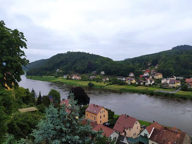 Angekommen auf der Burgruine. Die Aussicht auf Stadt Wehlen, die Elbe und Umgebung.  | Foto: sigischlottke