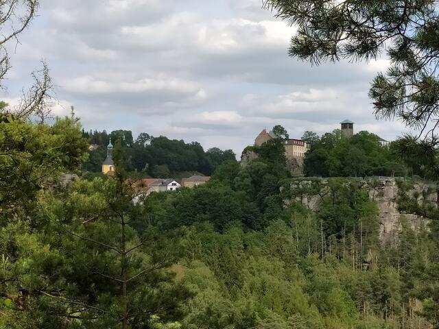 Die Burg ist ebenfalls auf höheren Felsen gebaut.  | Foto: sigischlottke