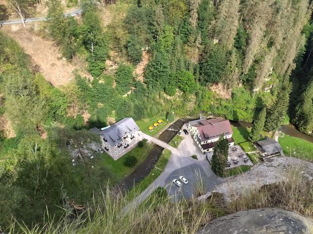 Aber hier sieht man es ganz deutlich - es geht tief hinunter..... Unten ist die Pension zu sehen, in der wir die nächsten drei Nächte verbringen.  | Foto: sigischlottke