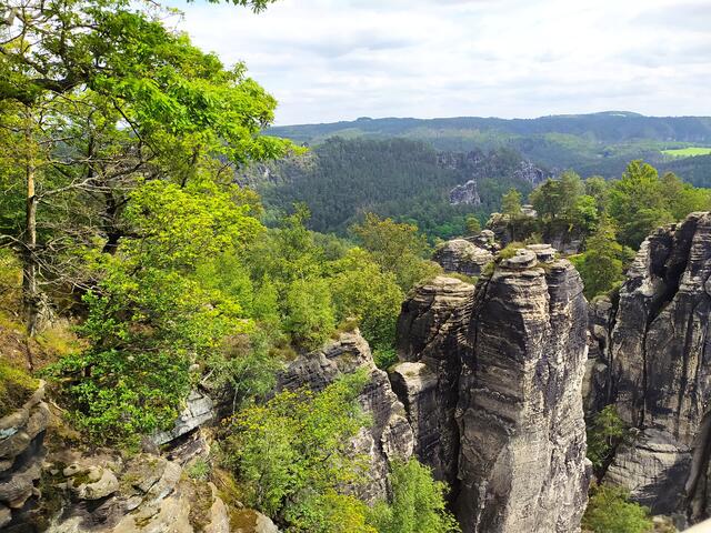 Dann geht's weiter zur nahen Bastei. Die Felsenlandschaft ist schon zu sehen | Foto: sigischlottke