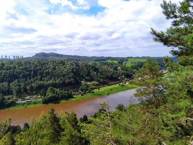 Und als Belohnung ein erster schöner Ausblick hinunter auf die Elbe | Foto: sigischlottke