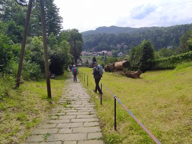 Ein schöner Weg führt hinab in den Ort | Foto: sigischlottke