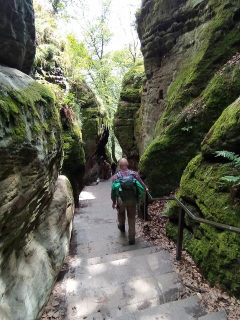 Zwischen Felsen geht's abwärts | Foto: sigischlottke