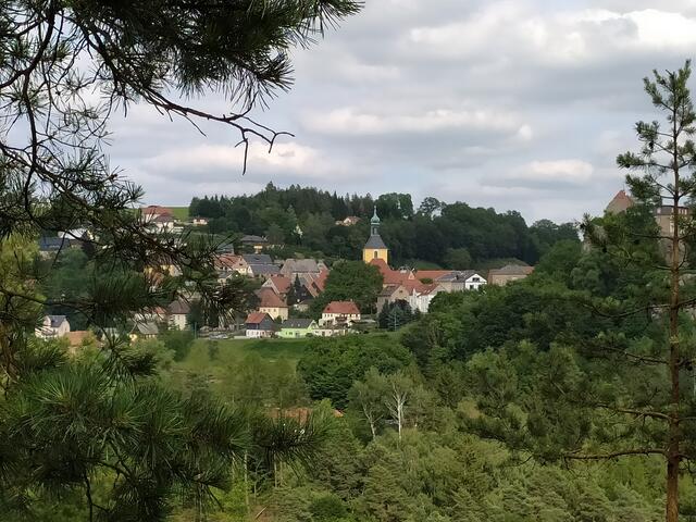 Gegenüber des Hocksteins ist das Bergstädtchen Hohnstein zu sehen | Foto: sigischlottke