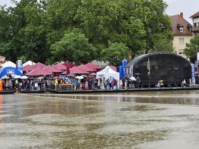 Alle warten geduldig im Regen. | Foto: Heidrun Rosenberger