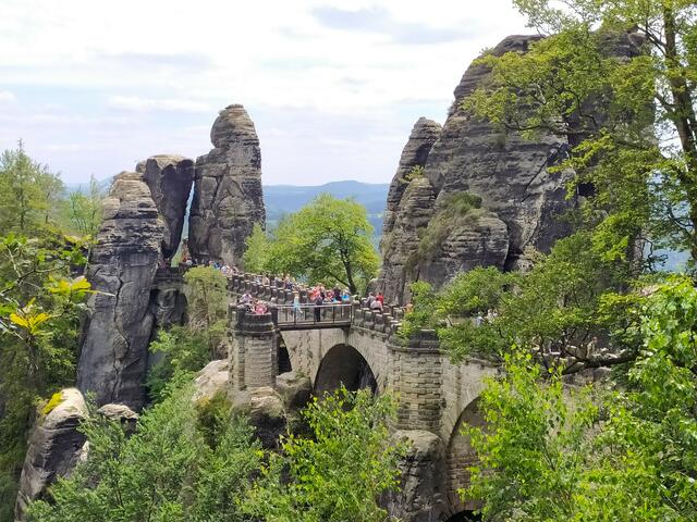 Die imposante Bastei-Brücke zwischen den Felsen | Foto: sigischlottke