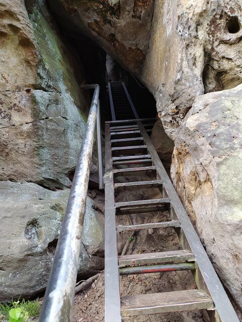 Über diese Leiter ging's durch den schmalen Felsspalt sehr steil und lang abwärts | Foto: sigischlottke