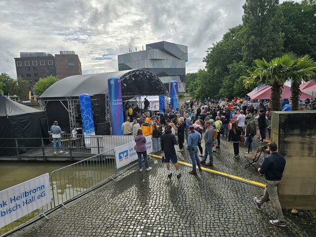 Warten auf die Preisverteilung des Entenrennen. | Foto: Heidrun Rosenberger