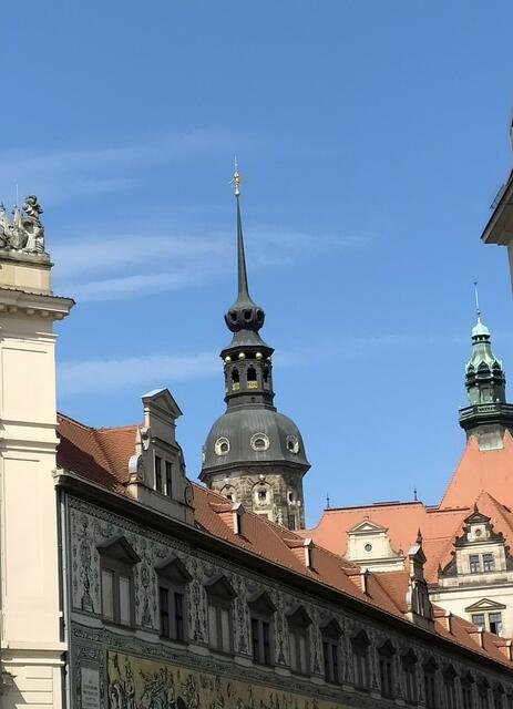 Der ca. 100 m hohe Hausmannsturm ist über dem Fürstenzug zu sehen. Früher war er der höchste Turm Dresdens und kein anderes Bauwerk sollte höher gebaut werden. Der Turm ist der älteste Teil der Residenzschlossanlage.  | Foto: sigischlottke