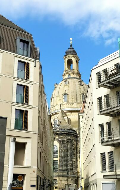 Die Frauenkirche spickelt zwischen modernen Hausfassaden durch | Foto: sigischlottke