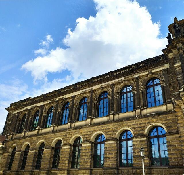 Ein Teil des Zwingers. Aktuell lohnen sich dort keine Fotos, da man dort im Innenhof / Park eine Mega-Baustelle vorfindet. 
Die fotografierte Ansicht fand ich deshalb schön, weil sich der Himmel in den Fenstern spiegelt.  | Foto: sigischlottke