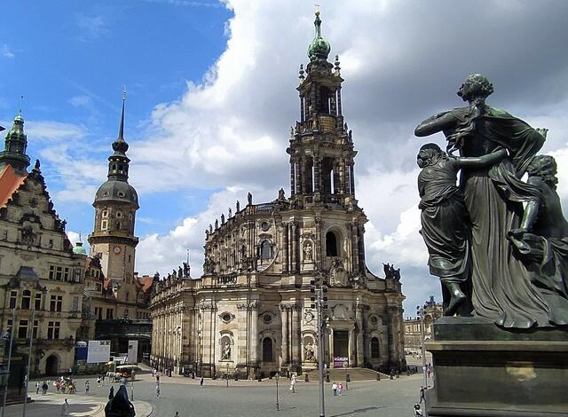 Die barocke Hofkirche (katholische Kathedrale) steht hier im Mittelpunkt. Rechts eine Statue, die am Aufgang der Brühlschen Terrasse steht | Foto: sigischlottke