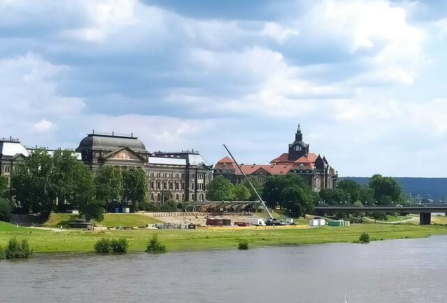 Dort drüben ist die Bühne, diesmal für den kommenden Auftritt von Roland Kaiser aufgebaut. Die Stimmung soll bei seinen Auftritten fantastisch sein.  | Foto: sigischlottke