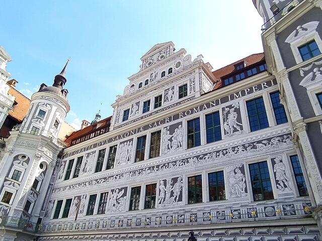 Das Dresdner Residenzschloss ist ein Renaissancebau in der Innenstadt von Dresden. Es war der Sitz des Dresdner Hofs und Residenzschloss der sächsischen Kurfürsten (1547–1806) und Könige (1806–1918). Als Stammsitz der albertinischen Linie des Hauses Wettin war es ab dem 16. Jahrhundert prägend für die politische und kulturelle Entwicklung Dresdens und Sachsens. Das Residenzschloss ist eines der ältesten Bauwerke der Stadt. 

Die Fassaden des Residenzschlosses sind wunderschön rekonstruiert und man kann sich kaum vorstellen, dass dies bis vor einigen Jahren nur als Ruine existierte. 
 | Foto: sigischlottke