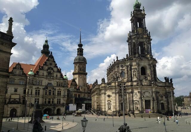 Blick auf Residenzschloss, Hausmannsturm und barocke katholische Hofkirche | Foto: sigischlottke
