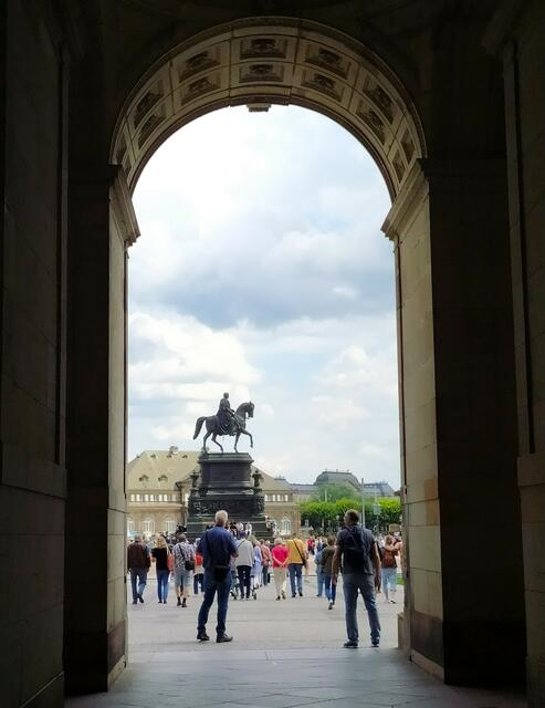 Das König-Johann-Denkmal ist ein bronzenes, sechs Meter (mit seinem reichgestalteten Sockel 13,50 Meter) hohes Reiterstandbild des sächsischen Königs Johann auf dem Dresdner Theaterplatz. In barocker Tradition steht es als Point de vue im Schnittpunkt der Mittelachsen von Semperoper und Sempergalerie.
Hier geht der Blick vom Zwinger aus auf das Denkmal
 | Foto: sigischlottke