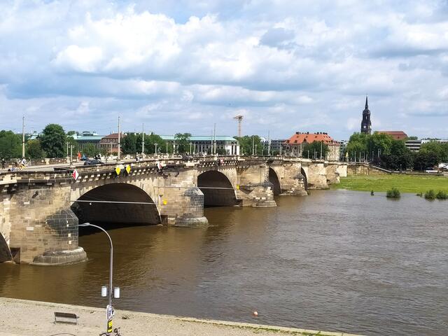 Die Augustusbrücke, die hinüber nach Dresden-Neustadt führt.  | Foto: sigischlottke