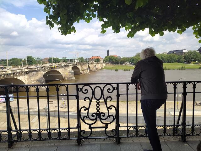 Blick von der Brühlschen Terrasse auf den immer präsenten Fluss, die Augustus-Brücke und gegenüber auf Dresden-Neustadt. 
Die Brühlsche Terrasse ist ein architektonisches Ensemble und eine touristische Sehenswürdigkeit in Dresden. Sie liegt im Stadtzentrum in der Altstadt und erstreckt sich über etwa 500 Meter entlang der Elbe zwischen der Augustusbrücke und der Carolabrücke. | Foto: sigischlottke