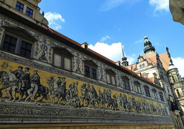 Der Fürstenzug in Dresden. 
Ein Kunstwerk, aus ca. 23.000 Fliesen aus Meißner Porzellan gefertigt und 102 m lang, das  die Ahnengalerie der zwischen 1127 und 1873 in Sachsen herrschenden 34 Markgrafen, Herzöge, Kurfürsten und Könige aus dem Geschlecht des Fürstenhauses Wettin darstellt. Es gilt als größtes Porzellanwandbild der Welt.  | Foto: sigischlottke