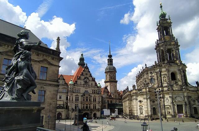 Eine Statue an den Treppen der Elbterrassen, Schloss, Hausmannsturm und katholische Hofkirche.  | Foto: sigischlottke