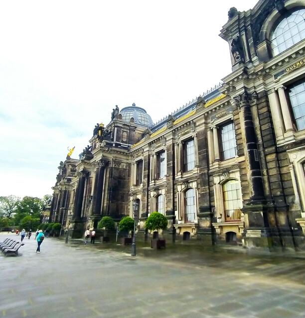 Die Brühlsche Terrasse führt auch entlang der Kunstakademie. Links (nicht im Bild) ist die Elbe | Foto: sigischlottke