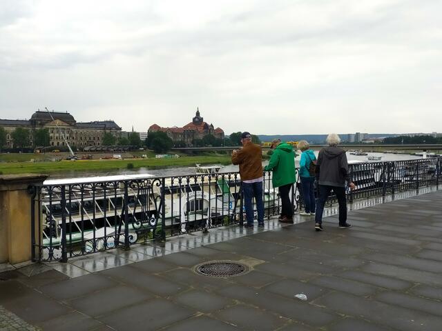 Unterwegs auf der Brühlschen Terrasse. Auf der rechten Seite ist die Kunstakademie (siehe vorheriges Bild). 
Von hier hat man immer die Elbe im Blick und auf die gegenüberliegende Uferseite nach Dresden-Neustadt. | Foto: sigischlottke