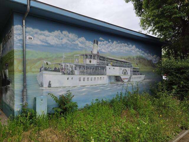 Wir verlassen Dresden und werden von einer verschönerten Fassade mit einem Schiff verabschiedet.  | Foto: sigischlottke