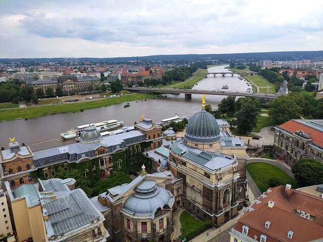 Das ist übrigens die Kunstakademie von oben - vom Turm der Frauenkirche aus - fotografiert. Berühmt ist die Kuppel, die an eine Zitronenpresse erinnert. 
Auf der Spitze der Zitronenpresse befindet sich Fama, eine vergoldete Figur, die immerhin fast 5 m hoch und 1,7 t schwer ist.  | Foto: sigischlottke