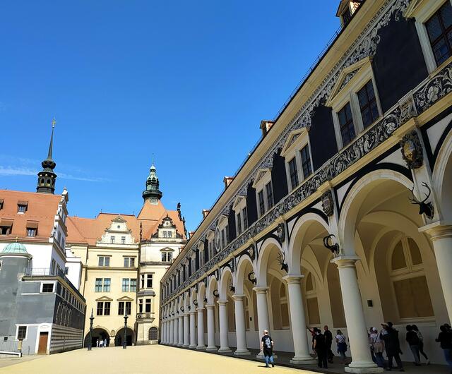Der Stallhof gehört zum Gebäudekomplex des Residenzschlosses und wurde für große Reitturniere genutzt. 
Die Renaissance-Anlage stellt einen der ältesten in der originalen Ausgestaltung erhaltenen höfischen Turnierplätze der Welt dar. Heute wird der Stallhof für kulturelle Veranstaltungen wie den mittelalterlichen Weihnachtsmarkt genutzt. | Foto: sigischlottke